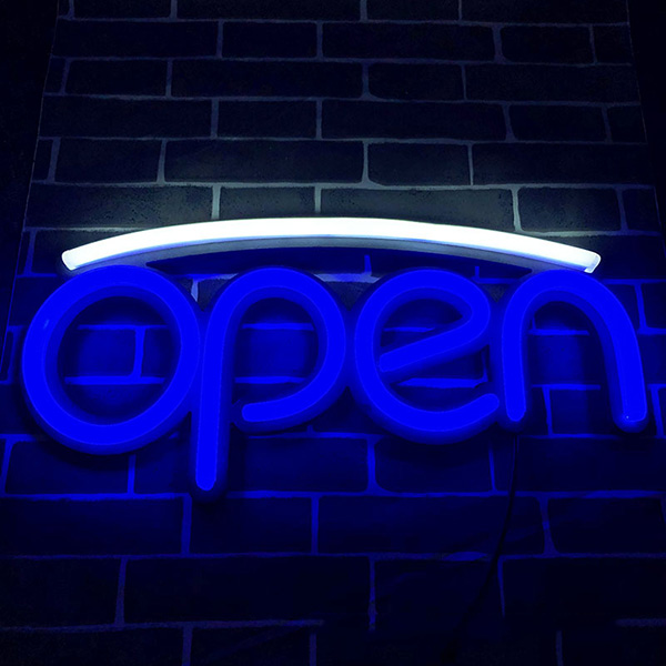под линией магазина открытые светодиодные неоновые вывески 4-ритоп освещение