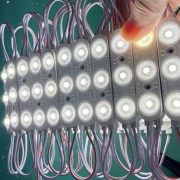 160유연한 LED 스트라이프의 양쪽 끝을 전원 공급 장치에 연결하는 것이 좋습니다. 2835 사인 led 모듈 3–리톱 조명